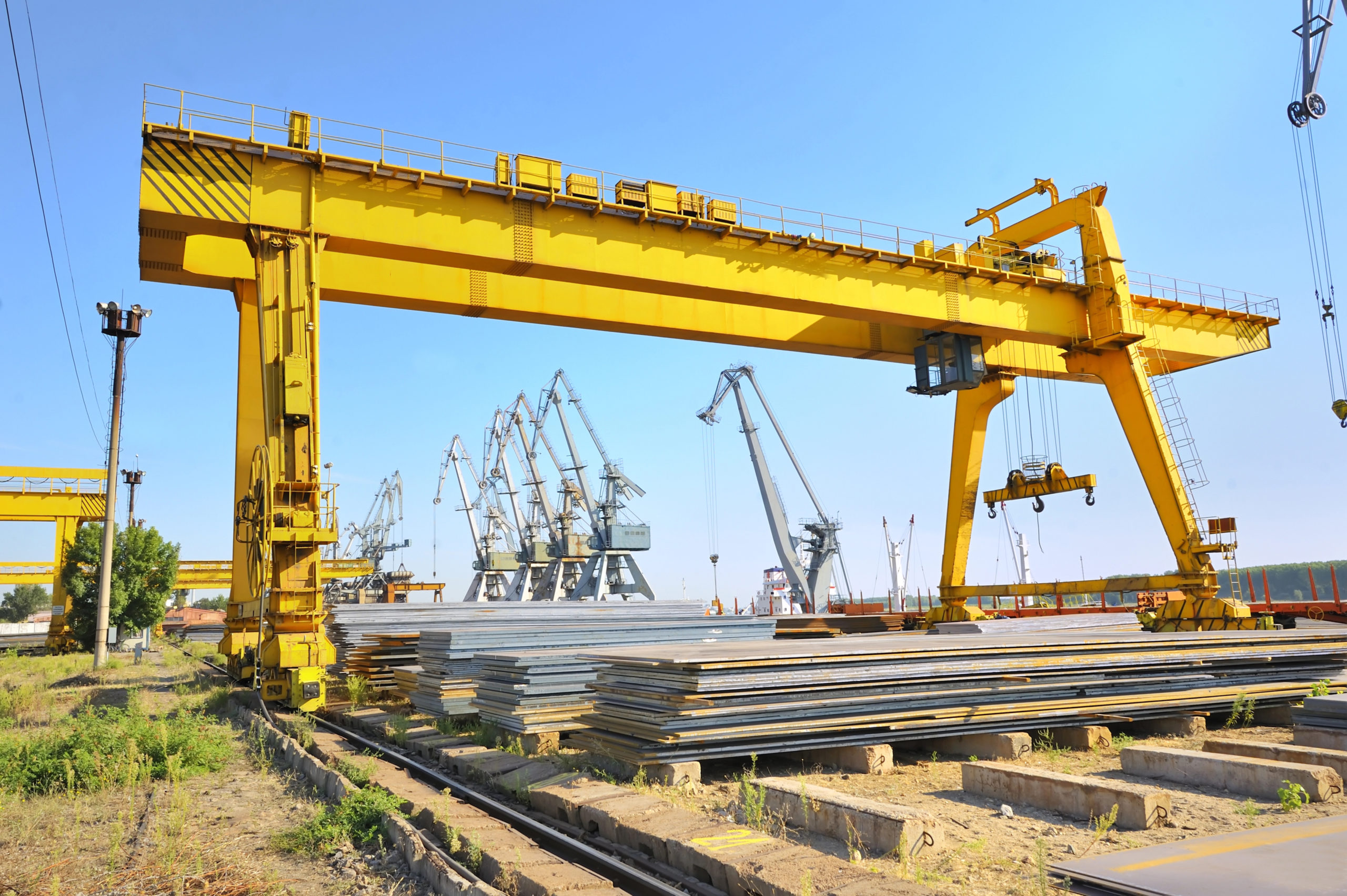 Jak bezpiecznie obsługiwać suwnicę? 5 kluczowych zasad, których musisz się trzymać